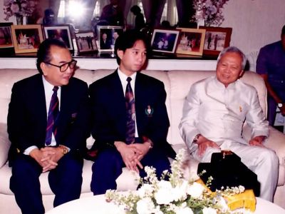 พลเอกเปรม ติณสูลานนท์ ประธานองคมนตรีและรัฐบุรุษให้การต้อนรับ ต๋อง ศิษย์ฉ่อย มืออันดับ 3 ของโลกเมื่อปี 2532 ที่บ้านสี่เสา