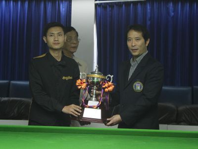 นายพัสสพงศ์ พิทักษ์พูลสิน ประชาสัมพันธ์สมาคมฯ เป็นผู้มอบถ้วยรางวัลชนะเลิศ