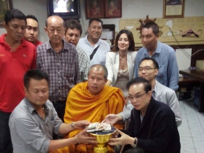 เสี่ยชาย สุโขทัย-ทรงชัย รัตนสุบรรณ ตักบาตรทำบุญ นำเงินช่วยศาสนา