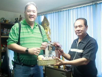 คุณต่วย-ทวิทัฐ วรินทราคม โฆษกสมาคมฯ เข้ามอบกระเช้าของขวัญอวยพรวันคล้ายวันเกิด